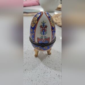 Chinese Hinged Footed Porcelain Egg Trinket Box - Gold Flower Design Gold Trim